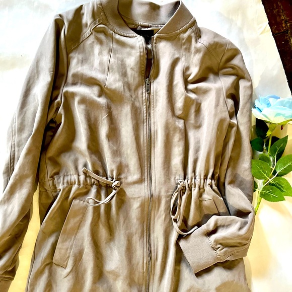 Woman’s size small light jacket - Picture 2 of 3